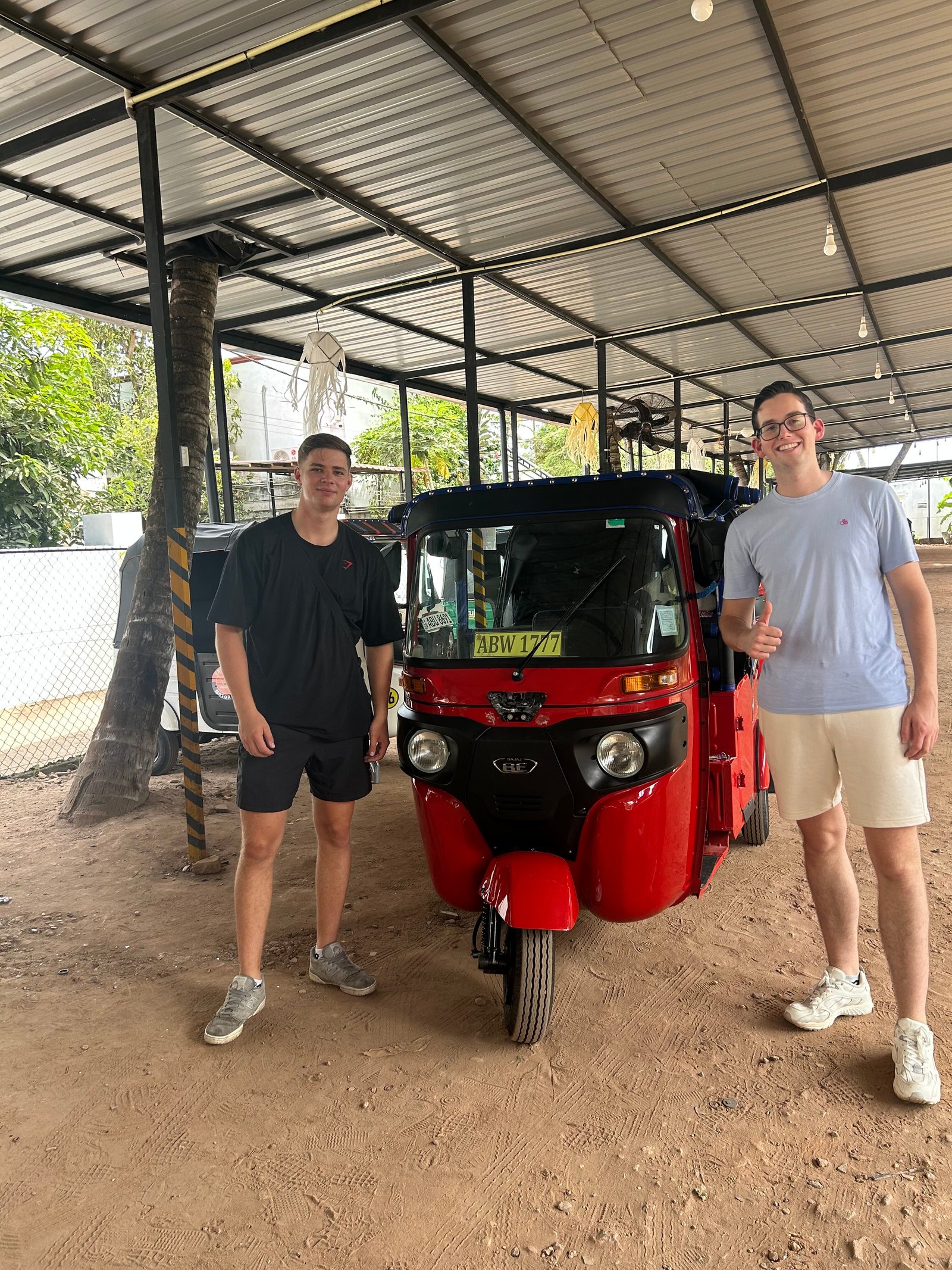 Tuktuk haalt reizigers op in Negombo