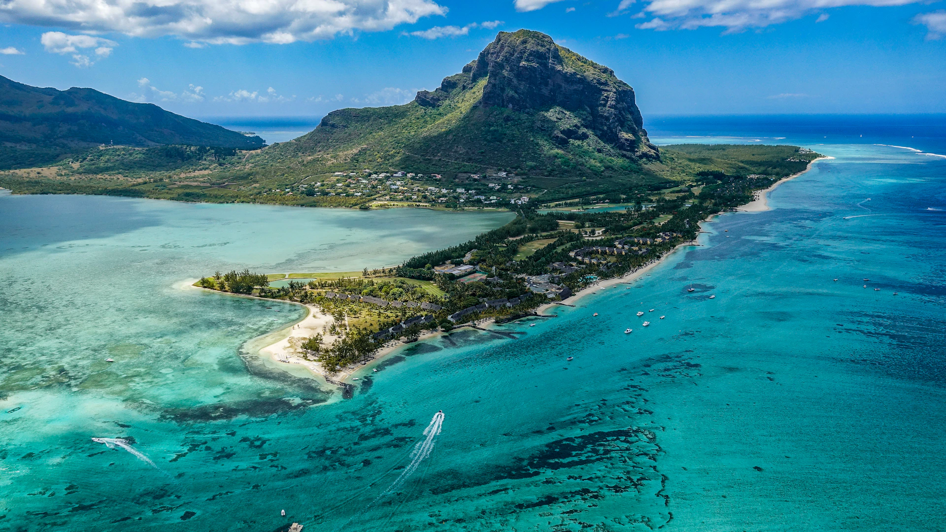 Luchtfoto van Le Morne en de turquoise lagune in het zuidwesten van Mauritius
