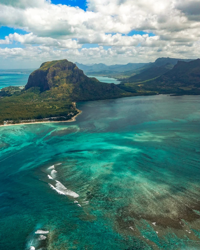 Le Morne Brabant berg steekt boven de oceaan uit