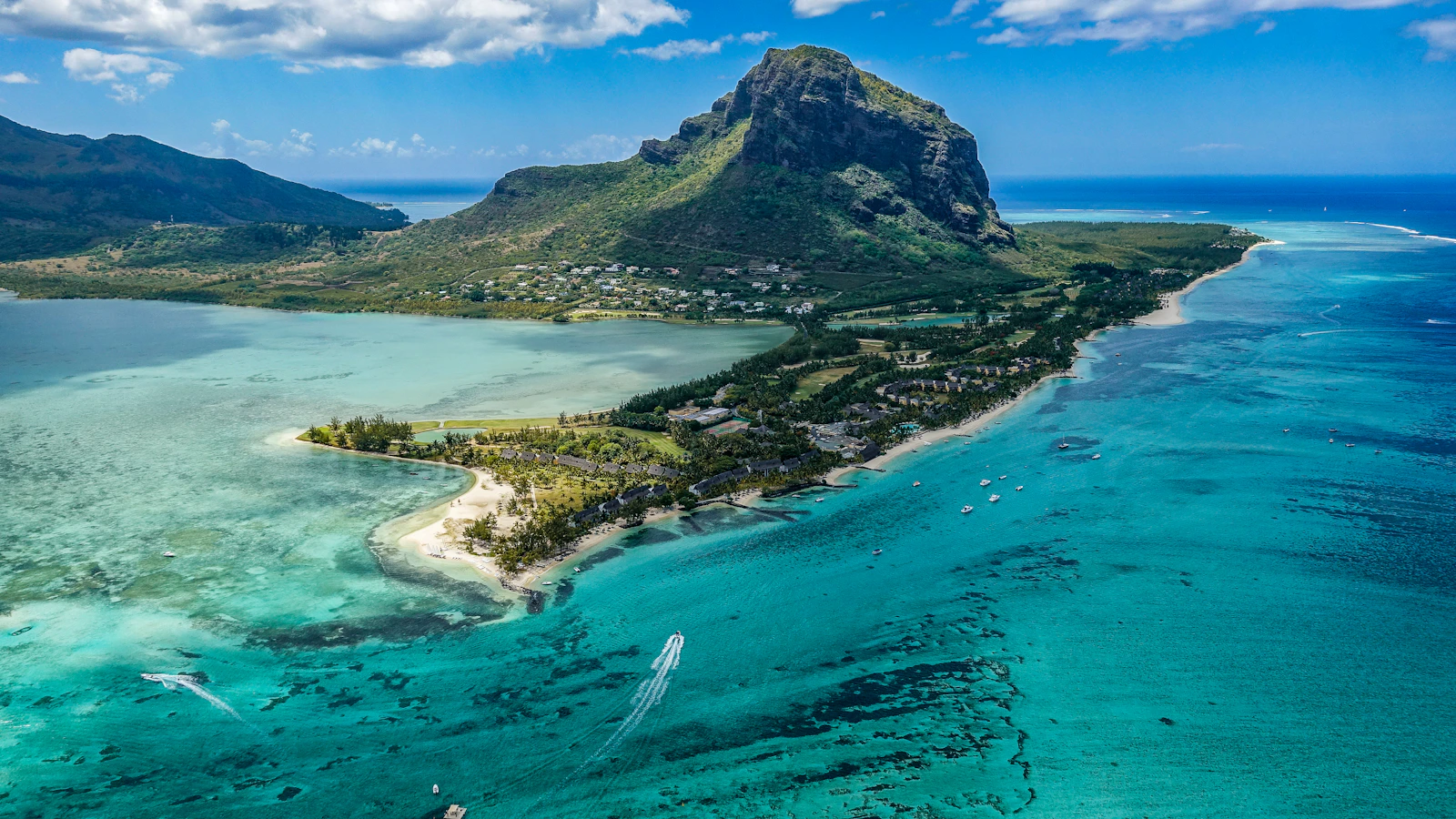 Luchtfoto van Le Morne en de turquoise lagune in het zuidwesten van Mauritius