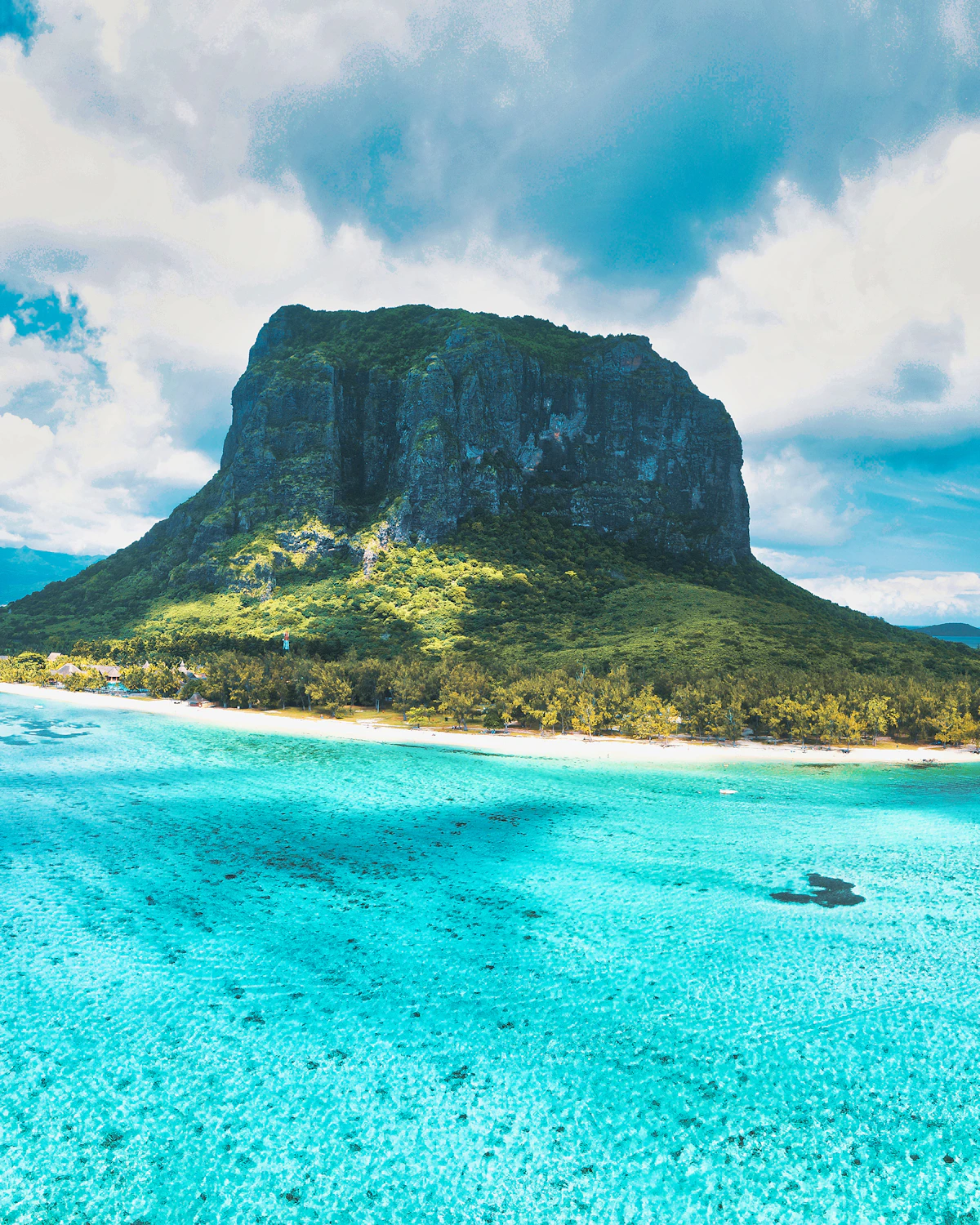 Vulkanische rotsformatie in zee bij Le Morne, Mauritius