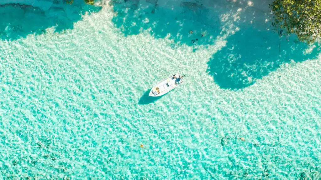 Lokaal bootje voor de kust van Maafushi in de Malediven