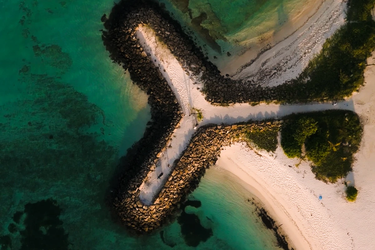 Luchtfoto van het strand en het heldere water bij Maafushi
