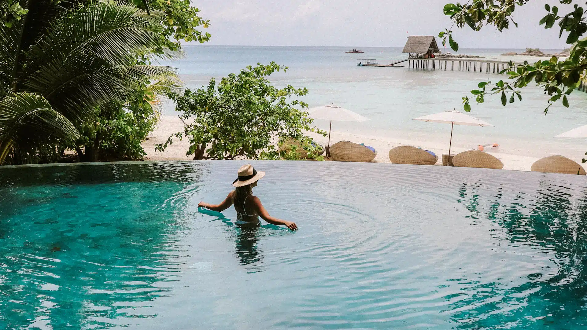 Strand op het lokale eiland Maafushi met heldere lagune