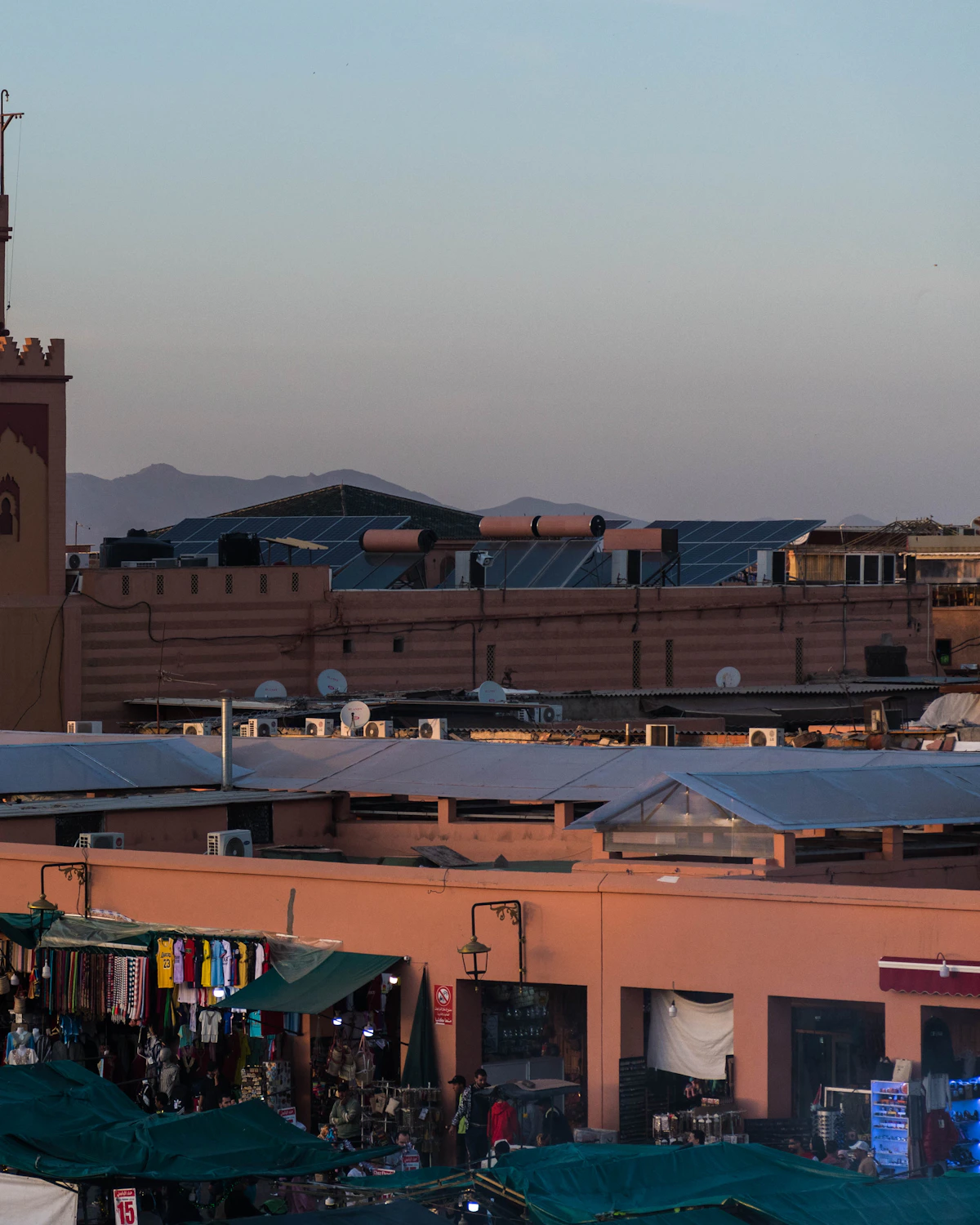 De Koutoubia-moskee toren torent boven de stad Marrakech uit