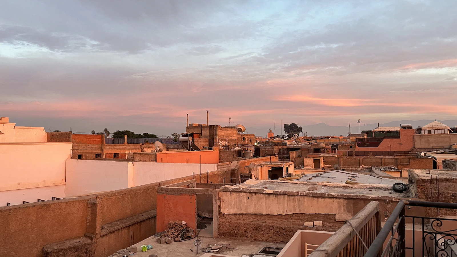 Uitzicht over de daken van Marrakech tegen het einde van de dag