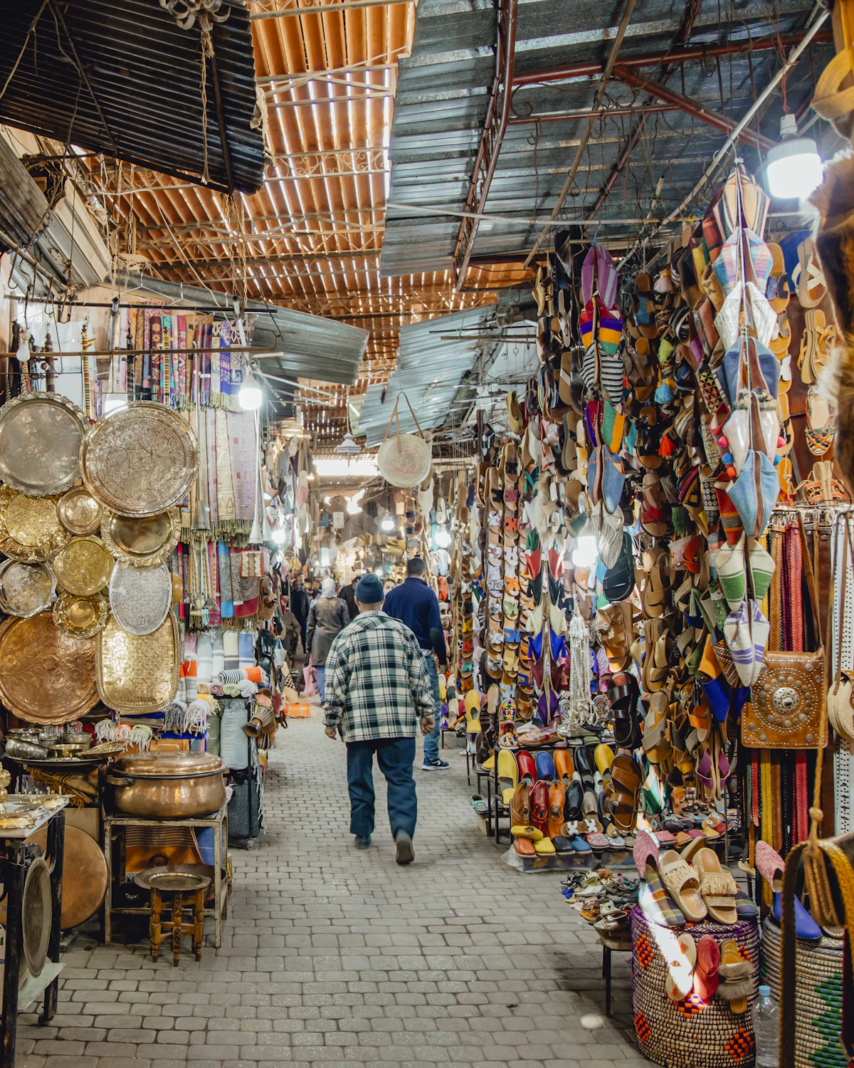 De levendige soeks van Marrakech met handelswaar en kooplieden