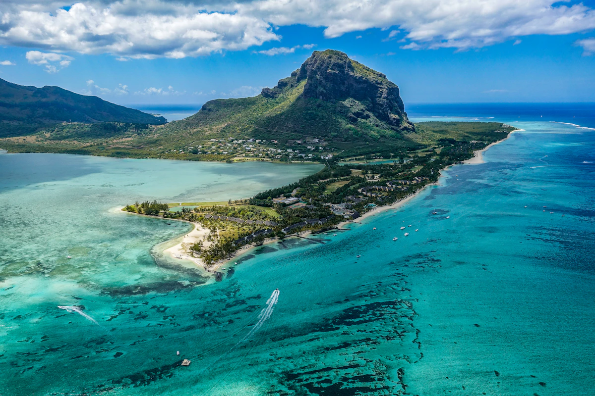 Luchtfoto van Le Morne en de turquoise lagune van Mauritius