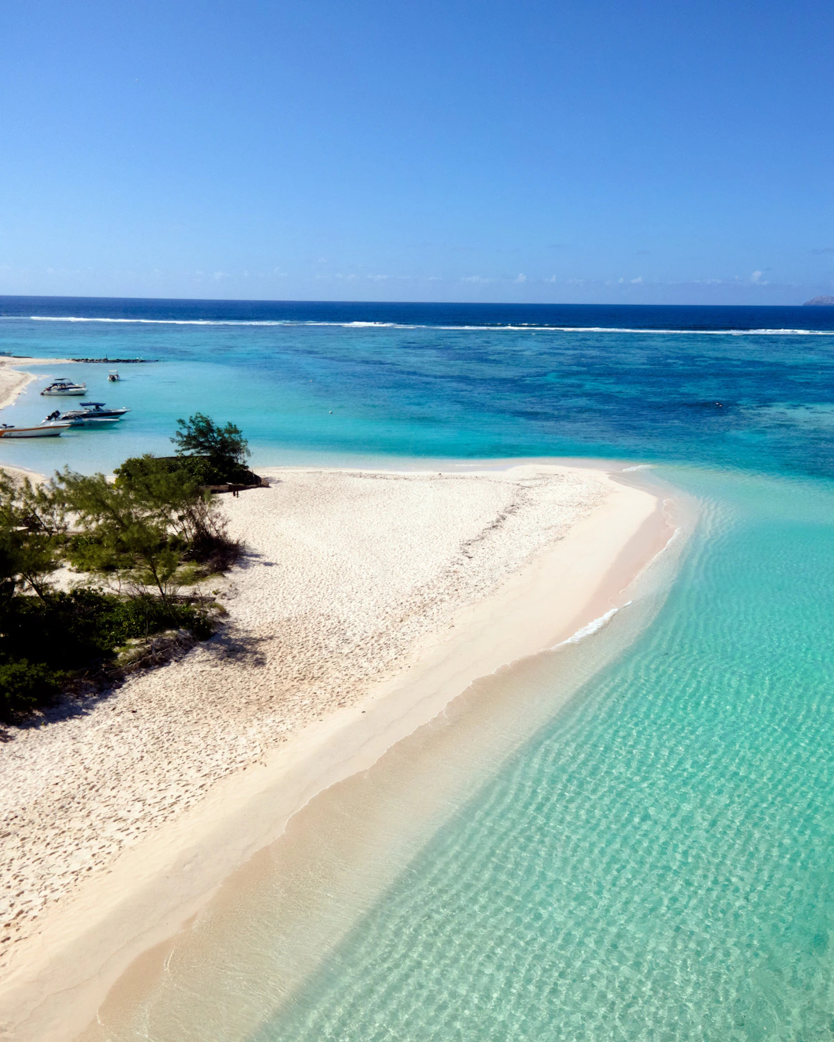 Luchtfoto van een wit strand met helder blauw water in Mauritius
