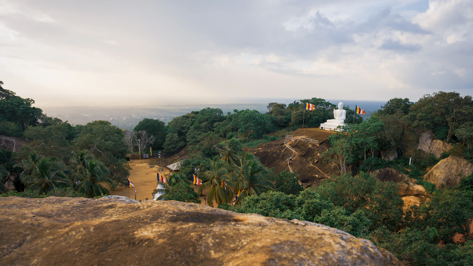 De heuvel van Mihintale met witte stupa, de bakermat van het boeddhisme in Sri Lanka