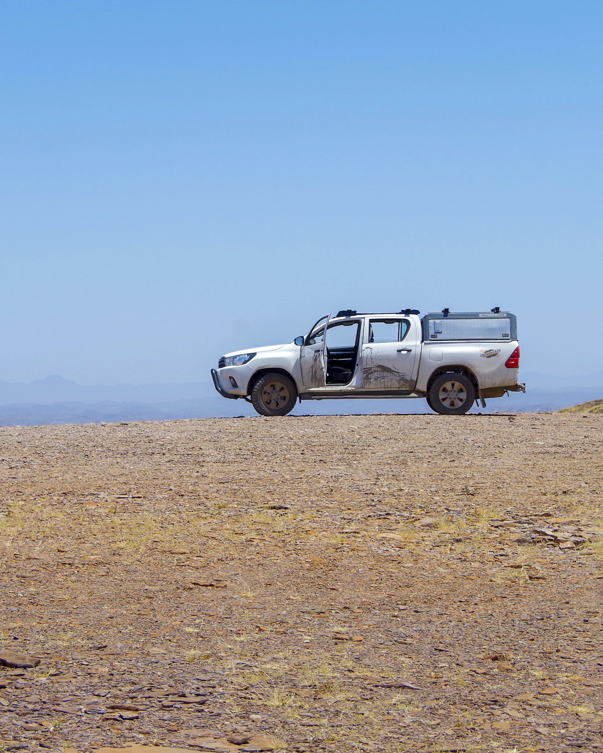 Een pickup truck op een onverharde weg door het ruige Damaraland in Namibië