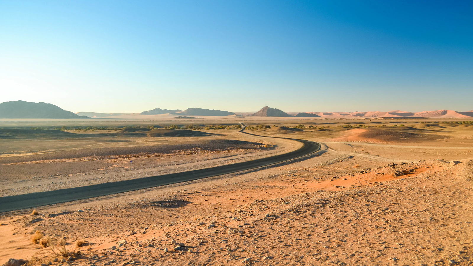 Grindweg slingert door het droge landschap van Namibië