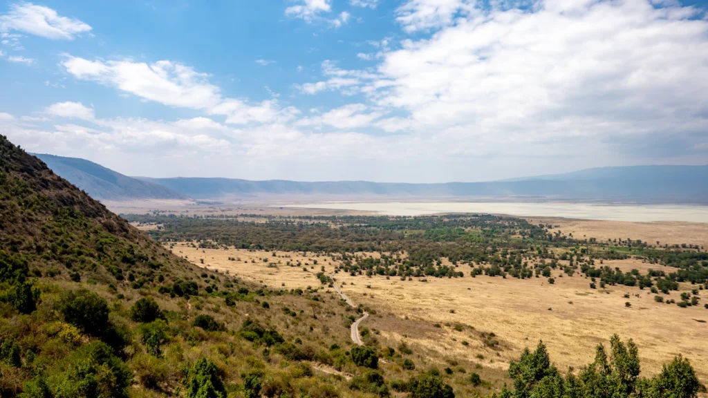 Uitzicht over de vallei en de bergen rond de Ngorongoro-krater in Tanzania