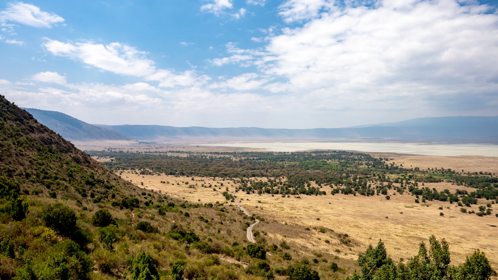 Uitzicht over de vallei en bergen van Ngorongoro