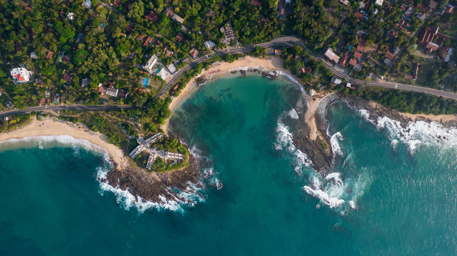 Luchtfoto van de kustlijn van Sri Lanka met witte stranden en oceaan