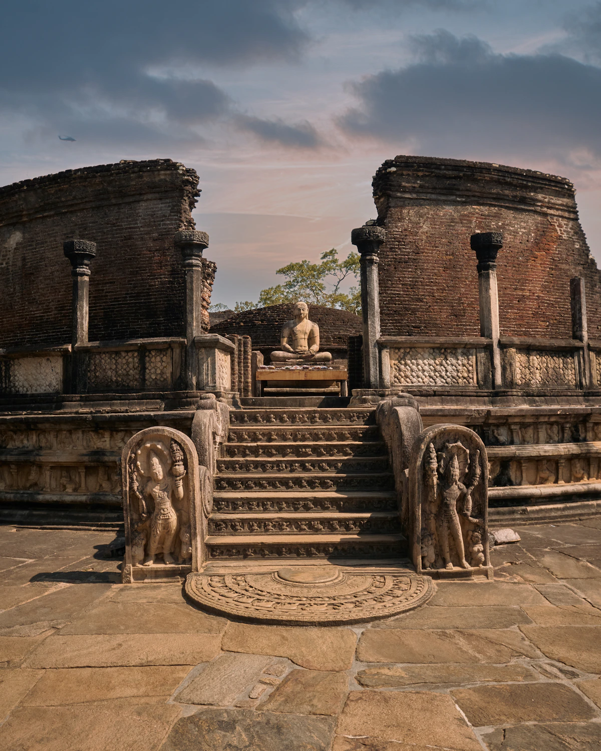 Stenen trappen leiden naar een oud monument in Polonnaruwa