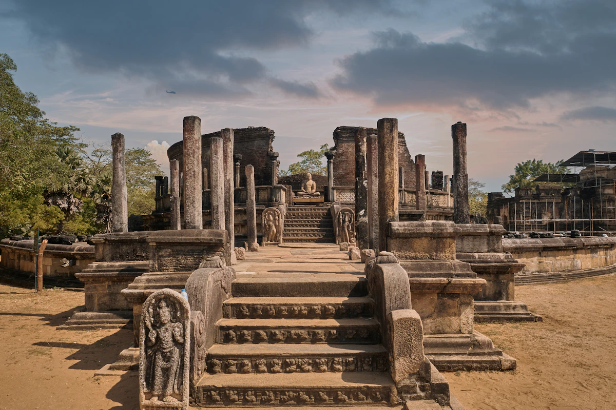 Stenen tempel in de oude koningsstad Polonnaruwa