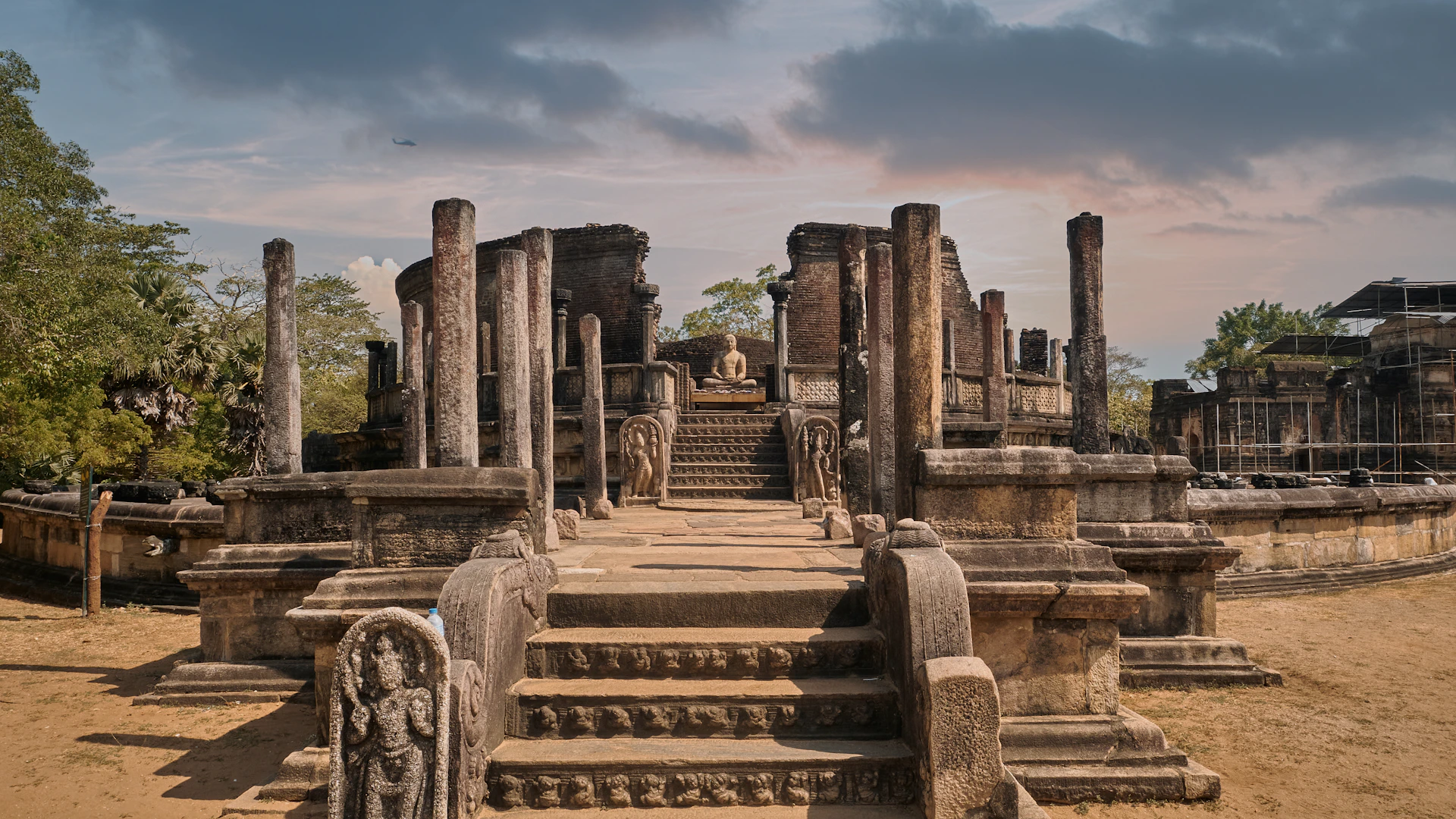 Stenen tempel in de oude koningsstad Polonnaruwa