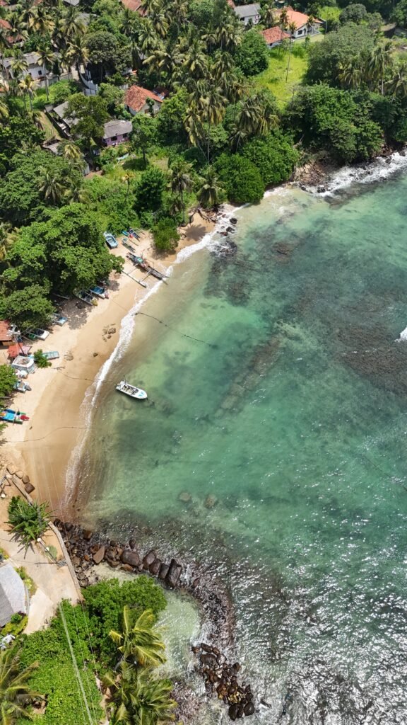 Tropisch strand vanuit de lucht in Sri Lanka
