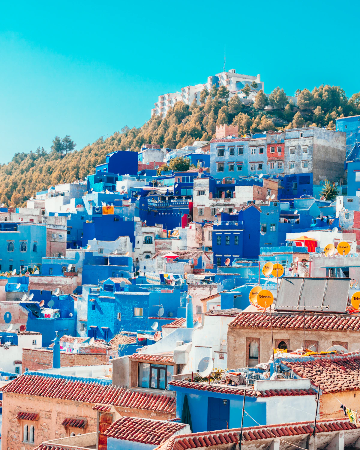 De blauwe huizen van Chefchaouen tegen de helling van het Rif-gebergte