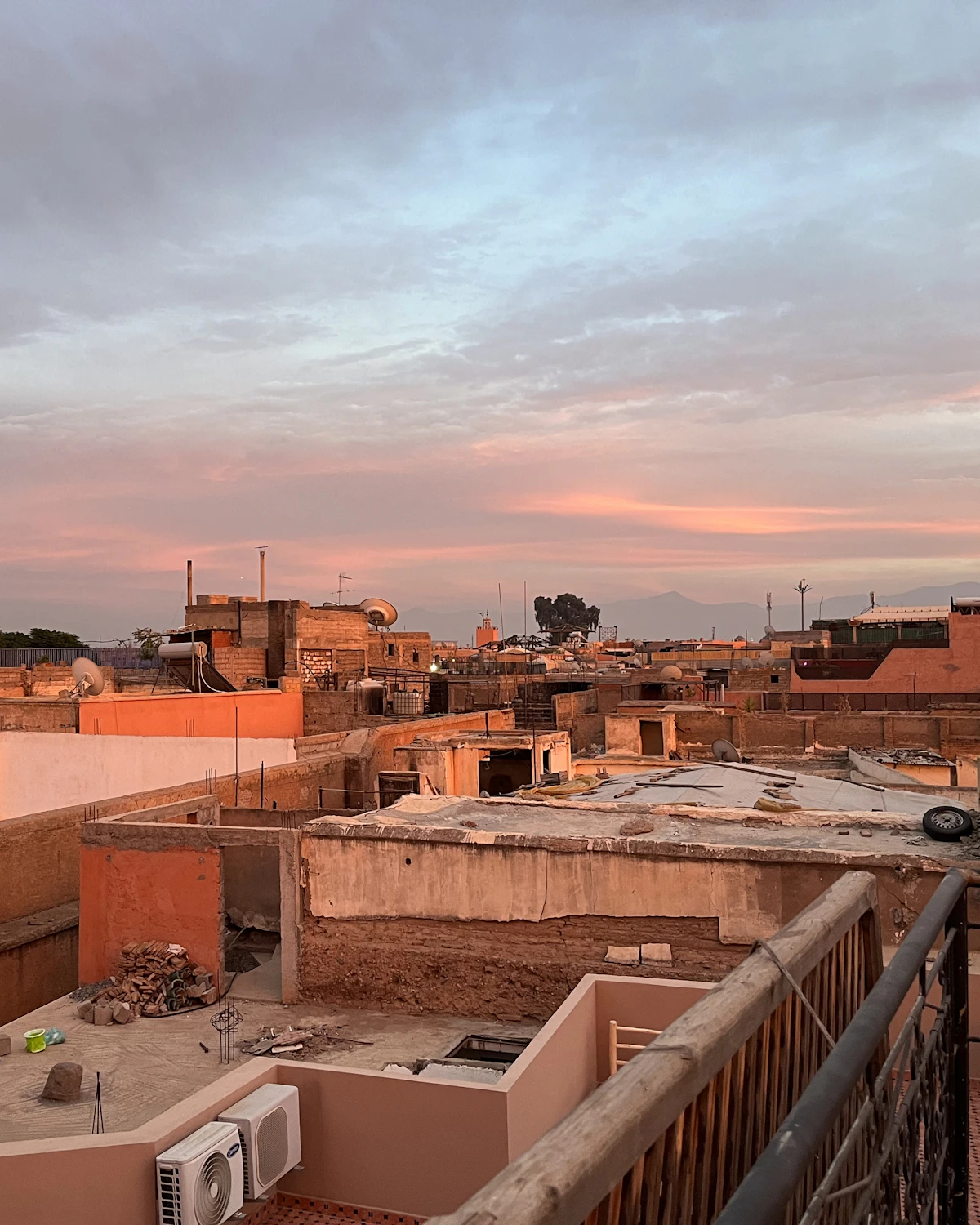 Uitzicht over de daken van Marrakech tegen het einde van de dag