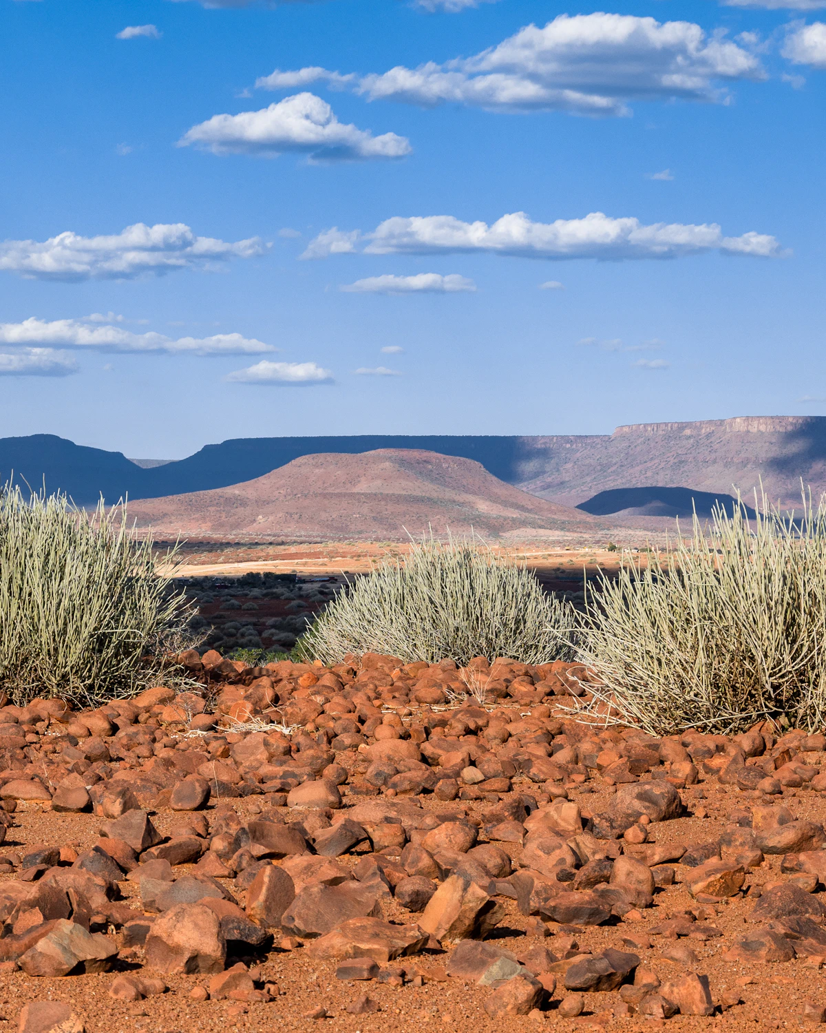 Het uitgestrekte landschap van Namibië met bergen en woestijnen, kenmerkend voor een rondreis