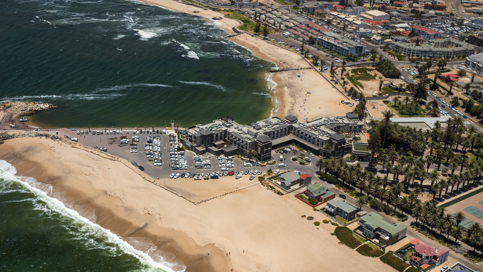 Luchtfoto van Swakopmund met de oceaan op de achtergrond