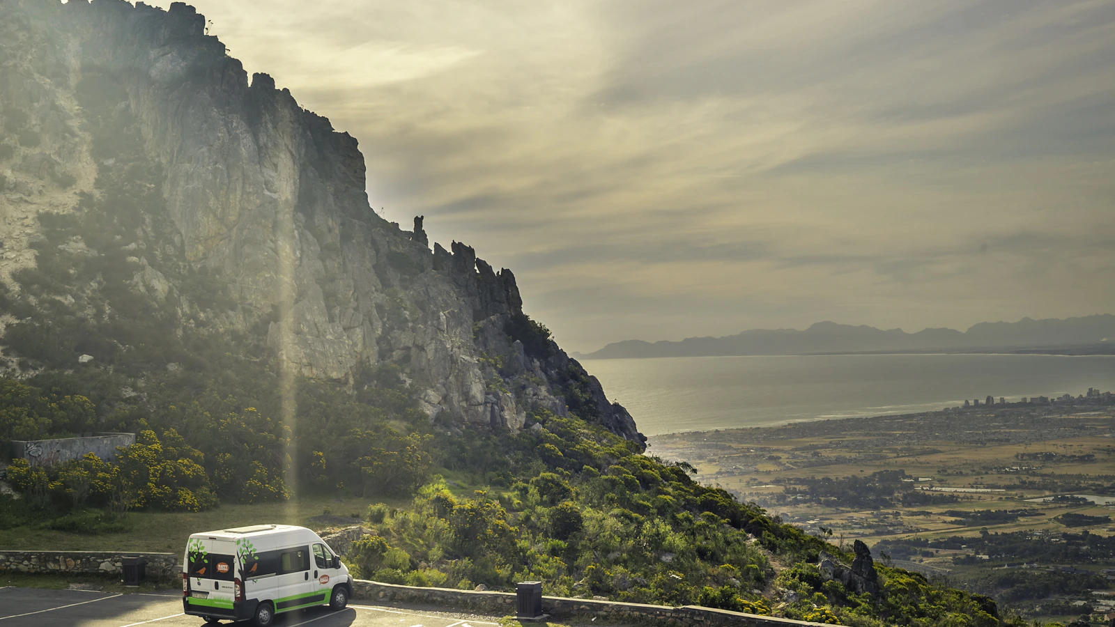 Bus rijdt langs een steile kustklif op de Garden Route