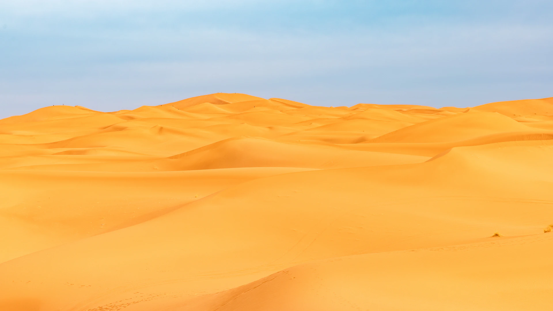 Uitgestrekte zandduinen in de Sahara woestijn van Marokko