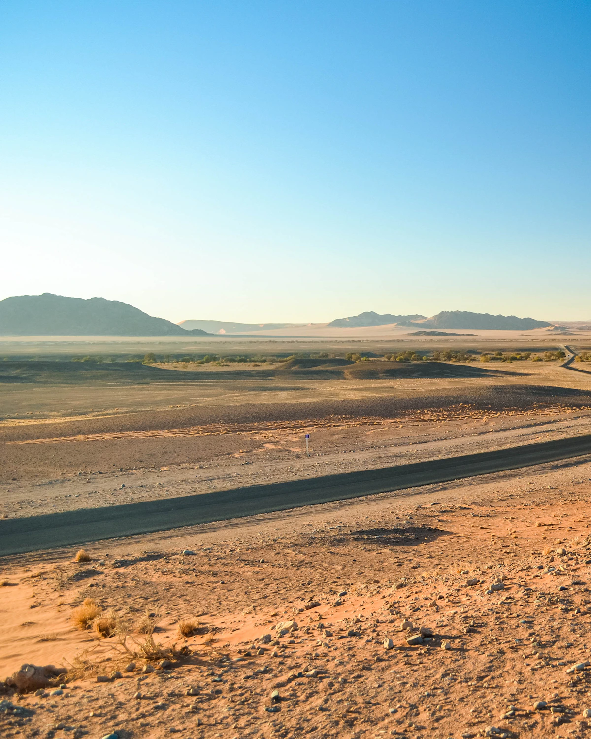 Grindweg slingert door het droge landschap van Namibië