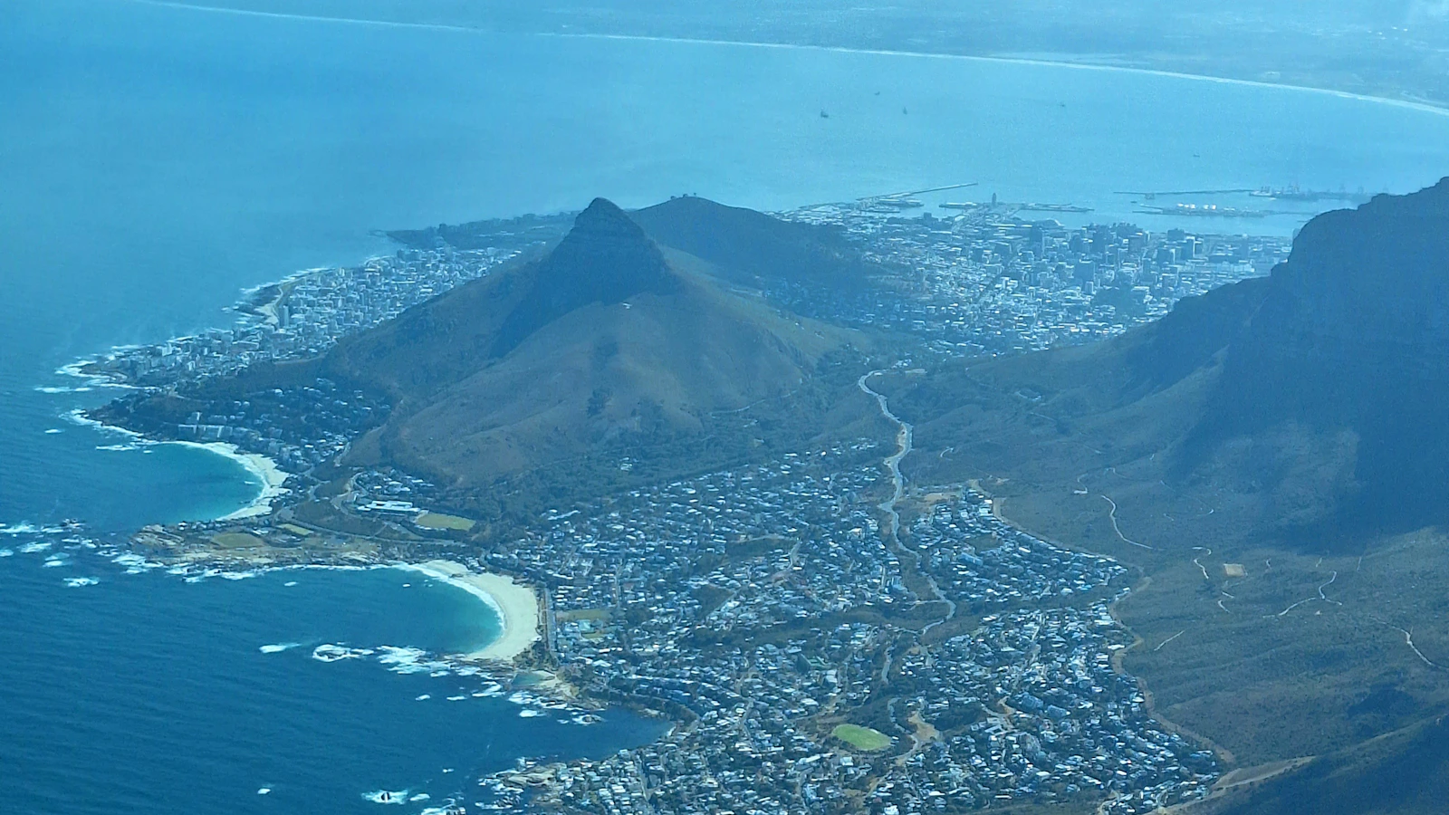 Luchtfoto van Kaapstad met Tafelberg en Atlantische Oceaan