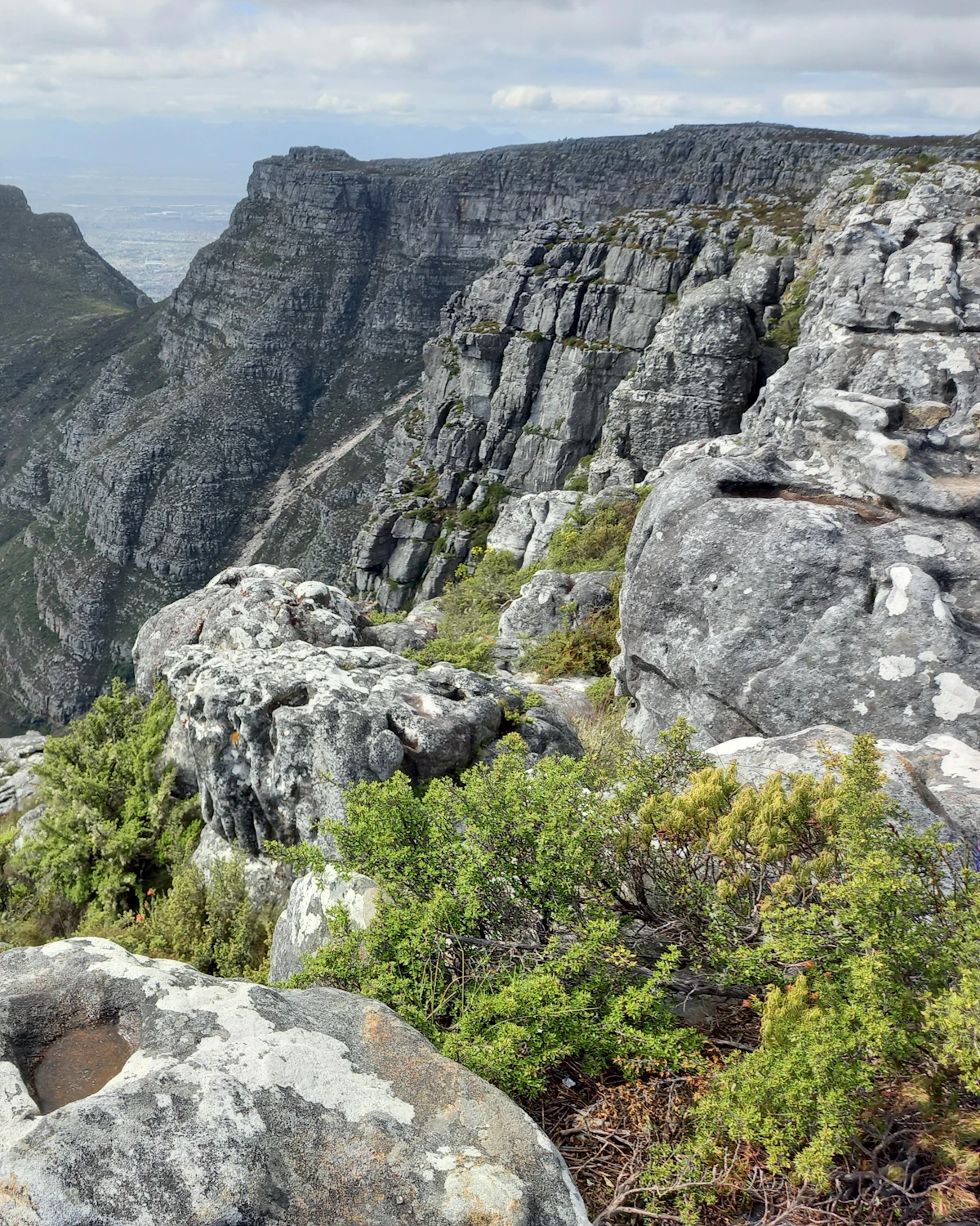 Uitzicht vanaf de Tafelberg over de bergen rond Kaapstad