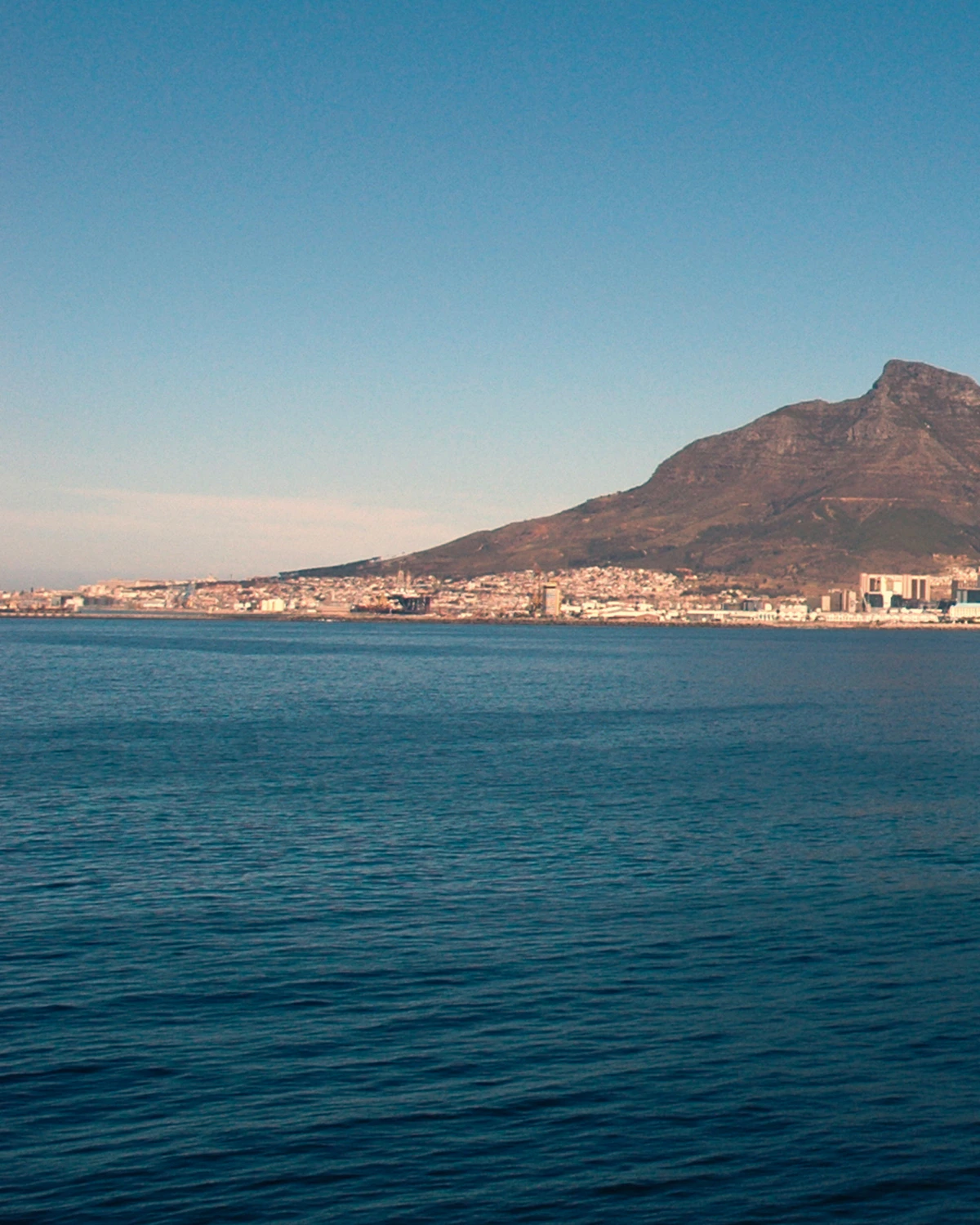 De Tafelberg gezien vanaf het water in Kaapstad
