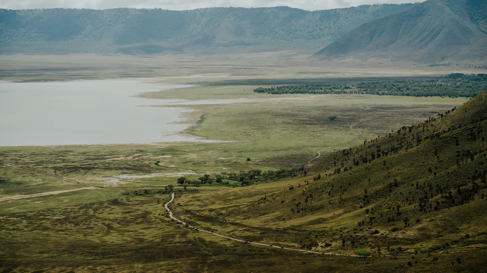 Uitgestrekt landschap van de Ngorongoro krater met meer en bergen