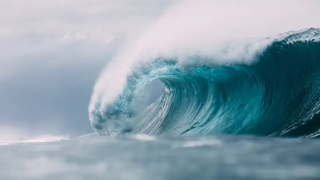 Surfgolven aan de kust van Thulusdhoo in de Malediven