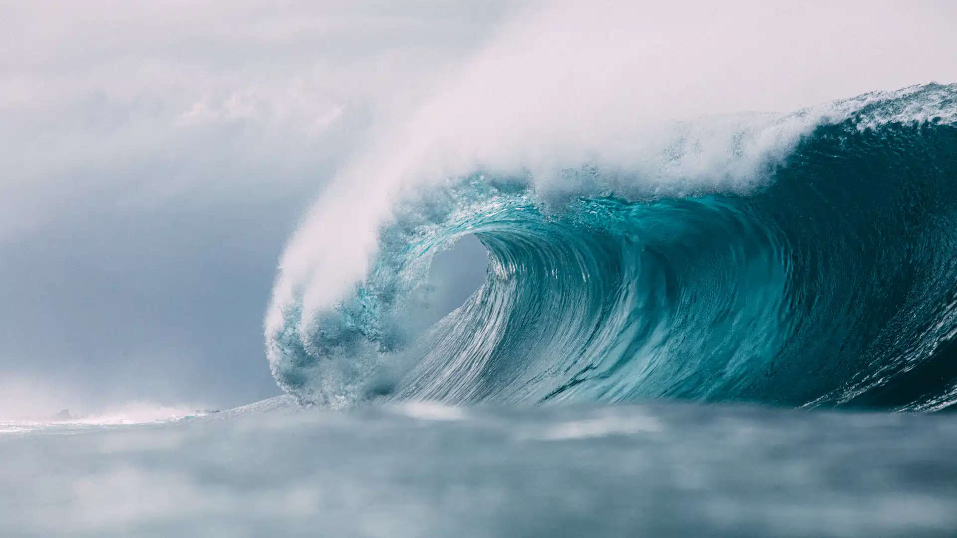 Surfgolven aan de kust van Thulusdhoo in de Malediven