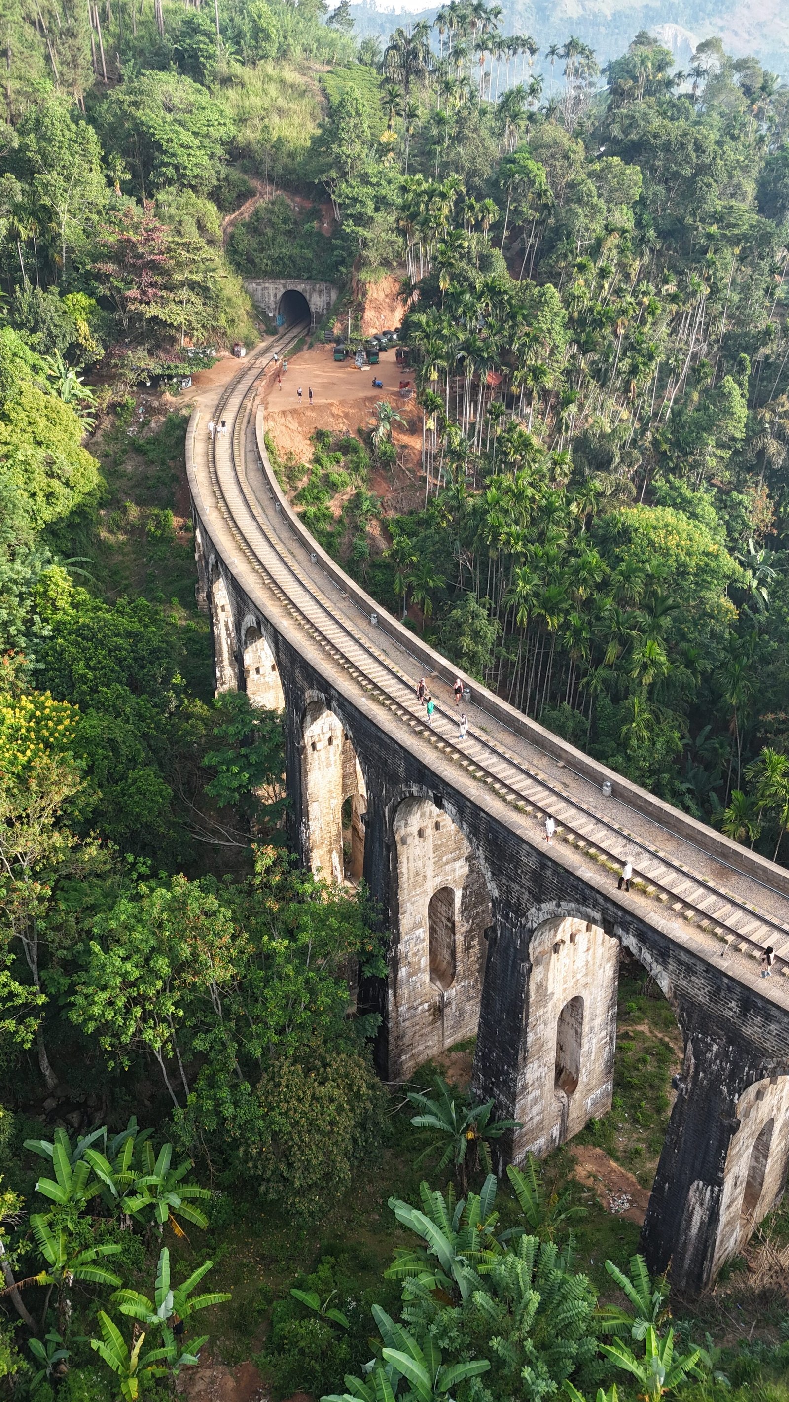 De panoramische trein passeert de Nine Arch Bridge bij Ella