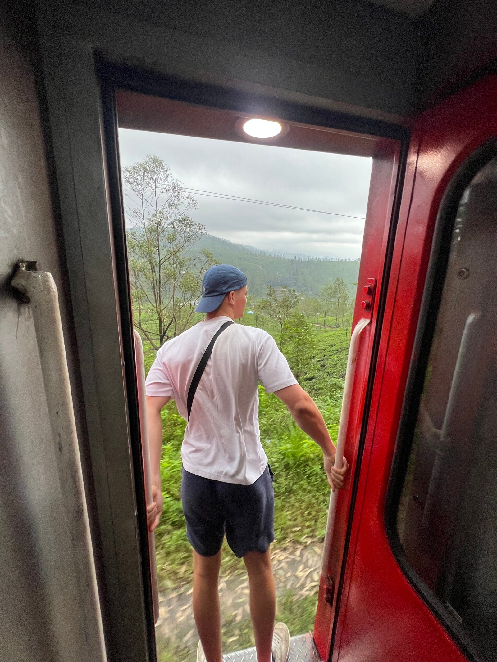 Uitzicht vanuit het raam van de panoramische trein van Kandy naar Ella