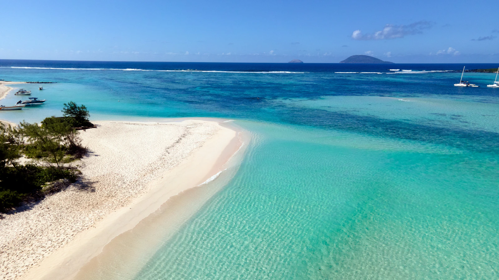 Luchtfoto van een wit strand met helder blauw water in Mauritius
