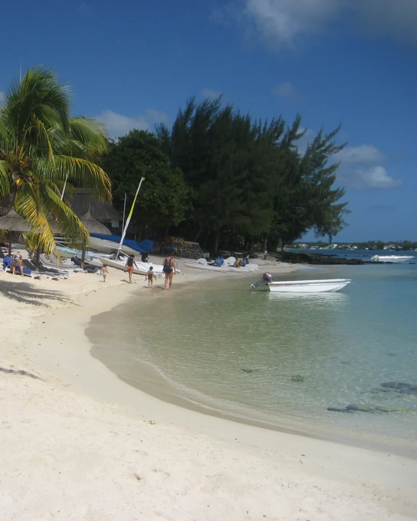 Wit zandstrand met palmen aan de noordkust bij Grand Baie, Mauritius