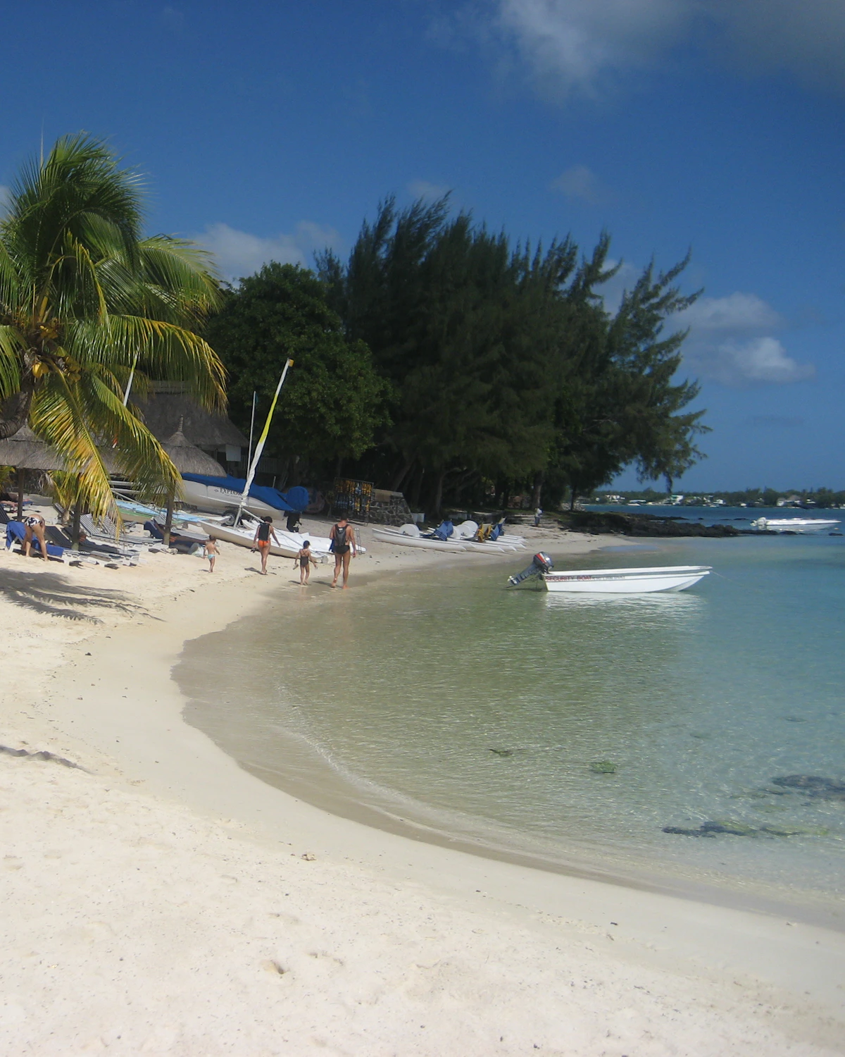 Wit zandstrand met palmen aan de noordkust bij Grand Baie, Mauritius