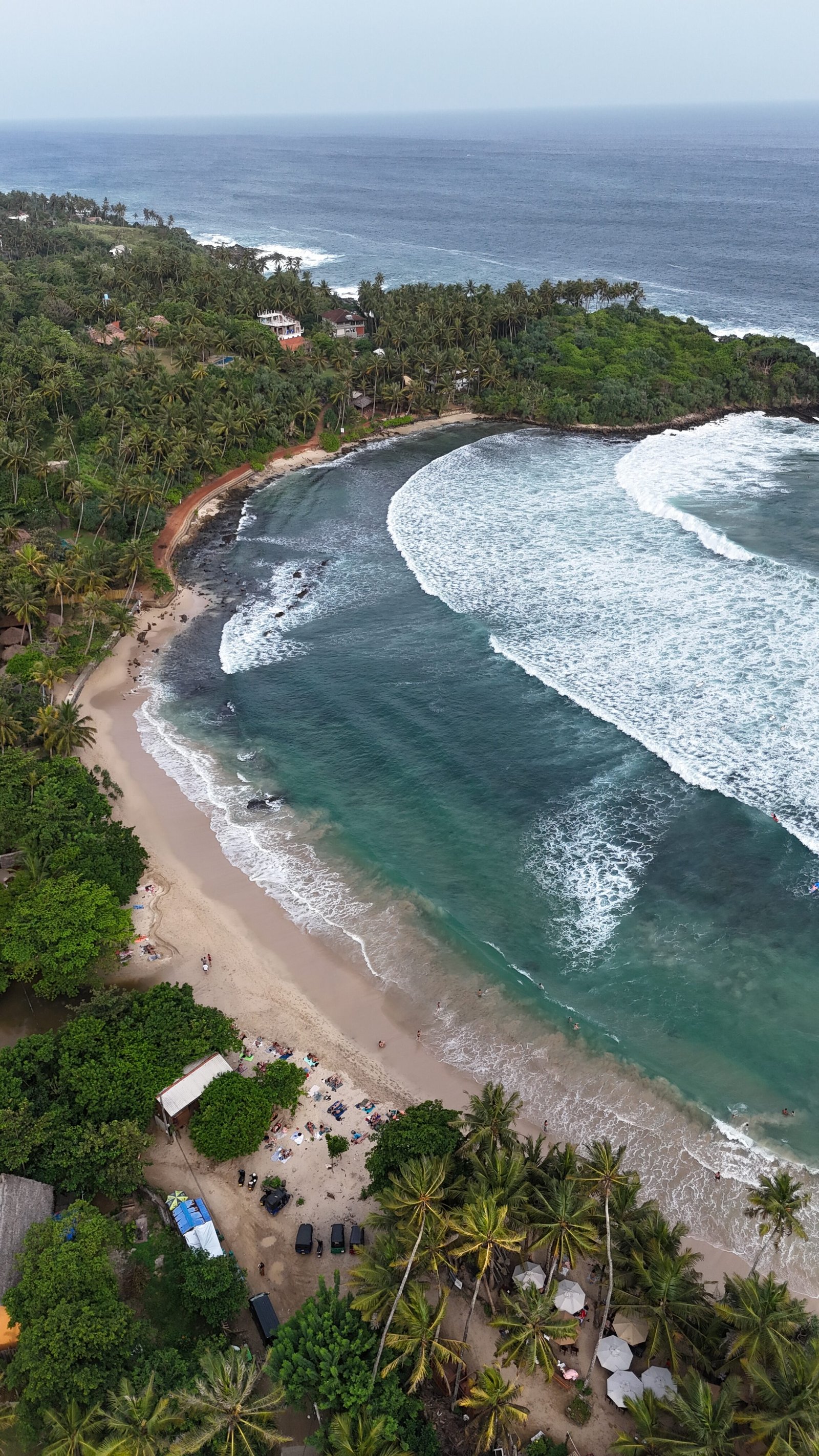 Breed wit strand vanuit een helikopter aan de kust van Sri Lanka
