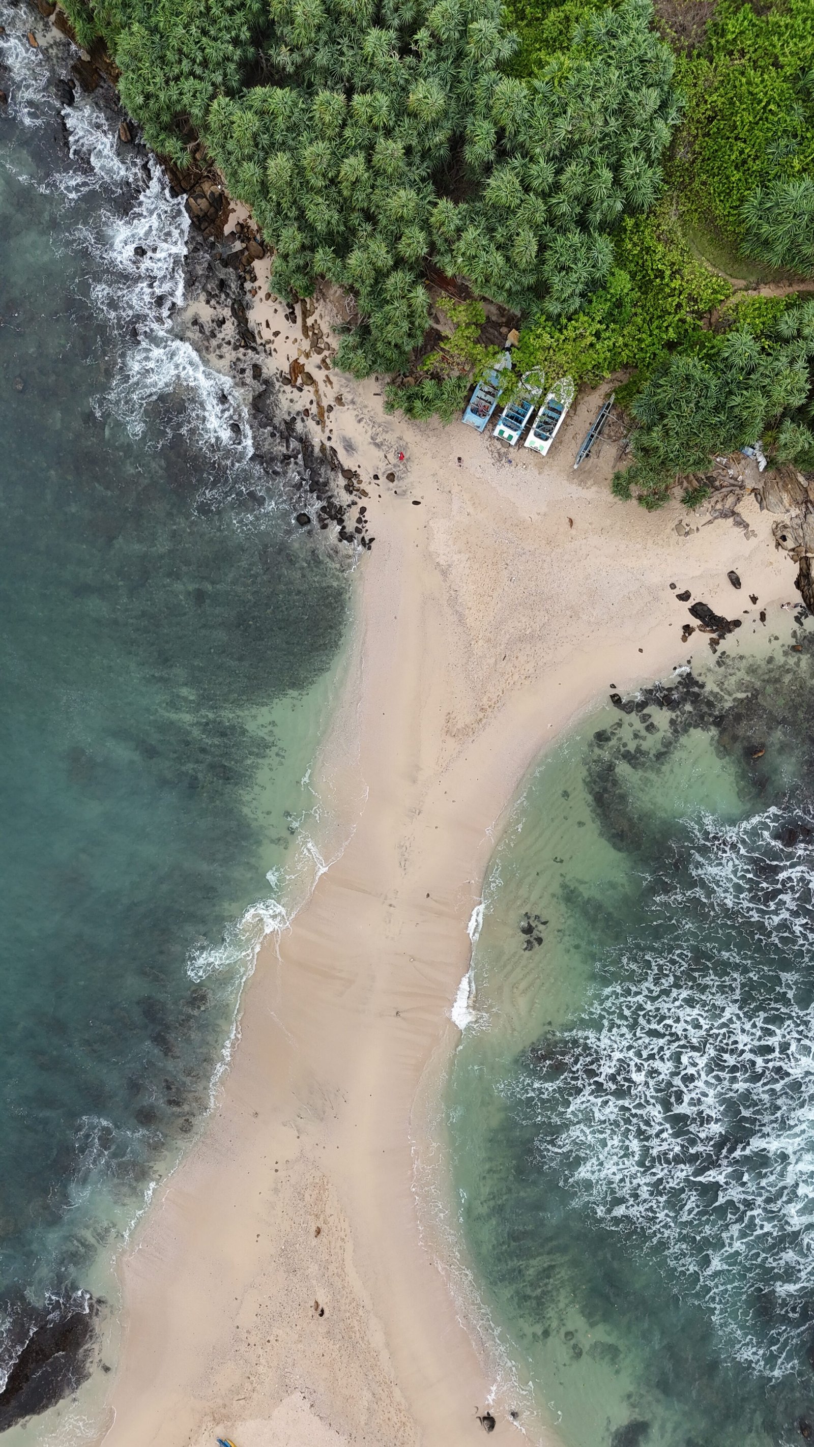 Zandbank tussen heldere oceaanwateren in Sri Lanka