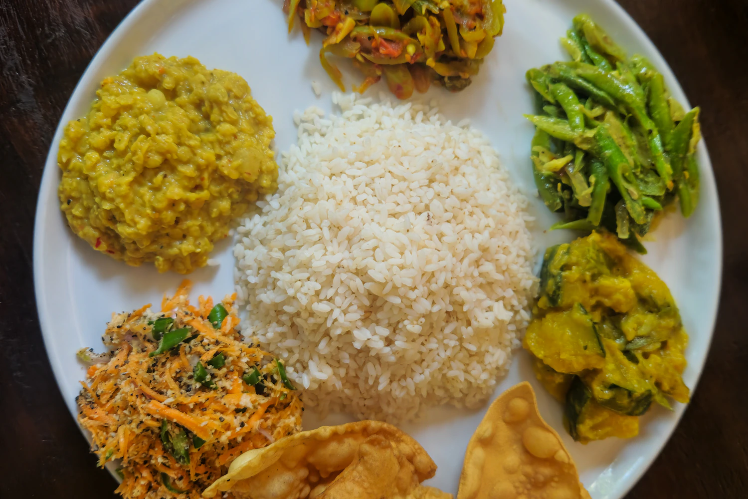 Een bord rice and curry, de klassieke Srilankaanse maaltijd