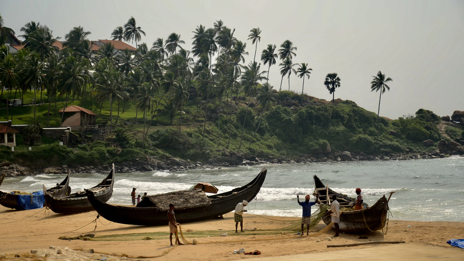Vissersbootjes liggen op het strand bij Weligama
