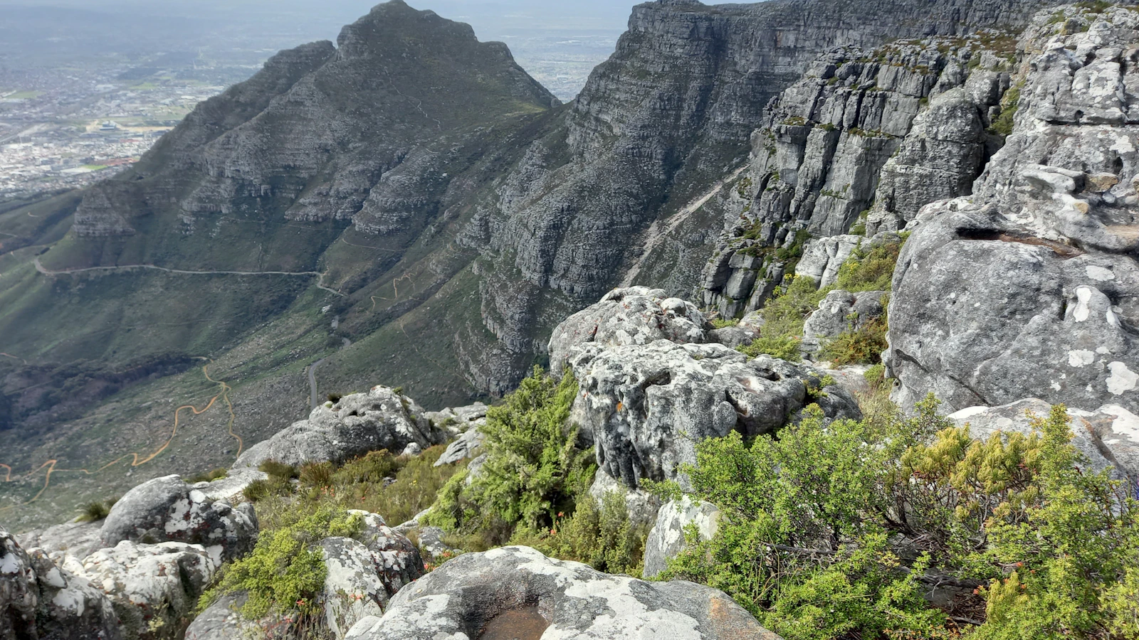 Uitzicht vanaf de Tafelberg over de bergen rond Kaapstad