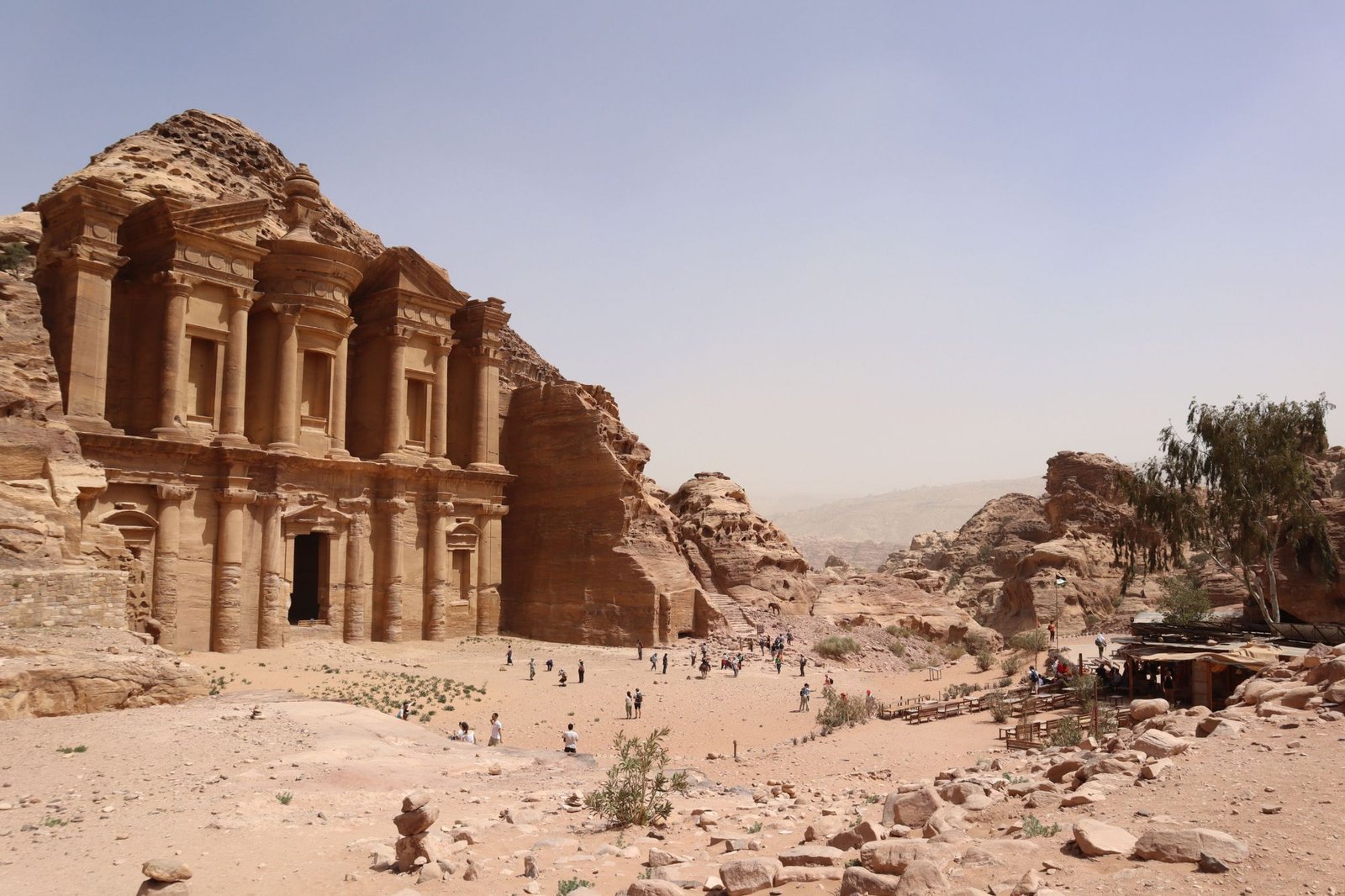 Het klooster Ad Deir in Petra met het omliggende woestijnlandschap in Jordanie