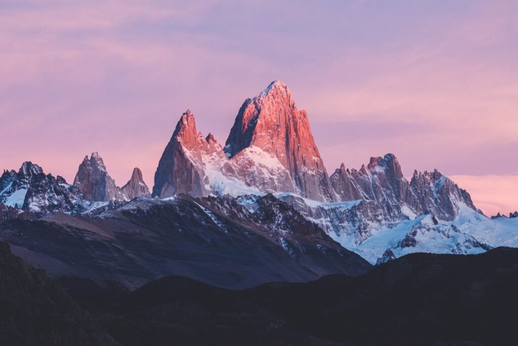 Bergketen in Patagonië onder een roze avondlucht in Argentinië