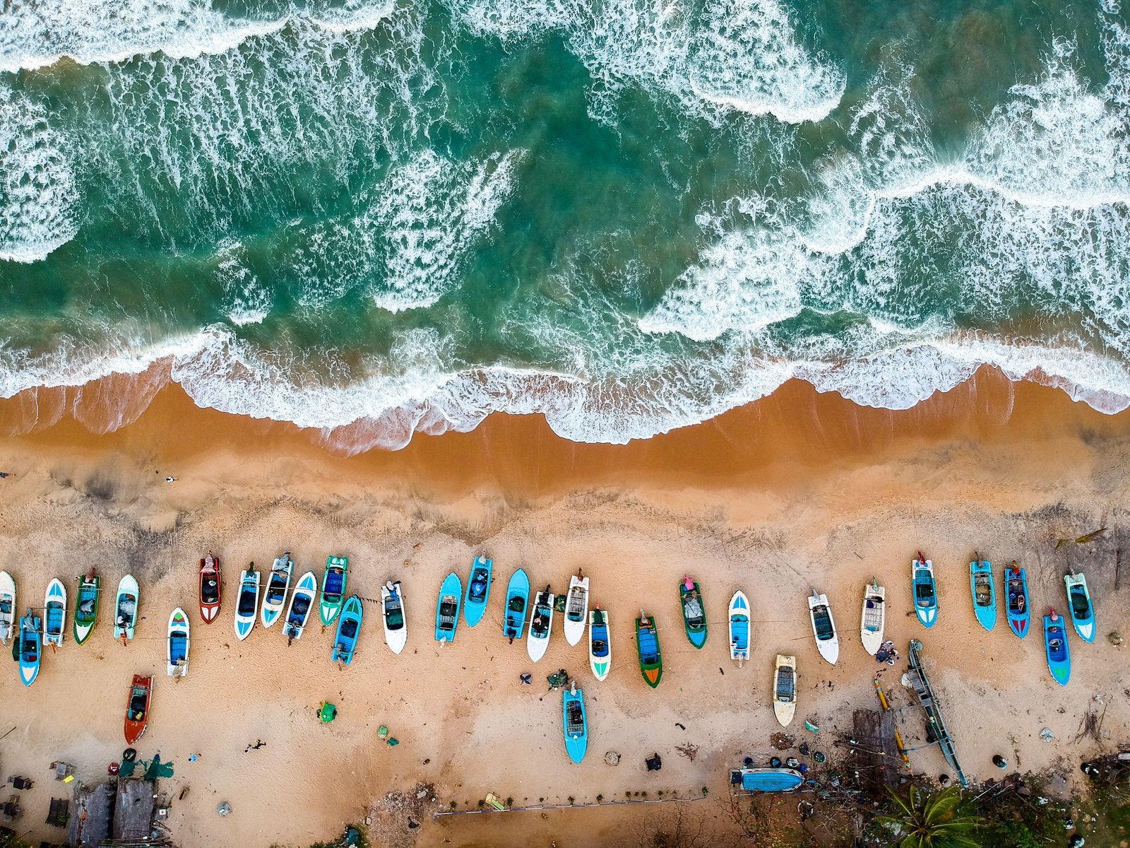 Luchtfoto van vissersboten op het strand van Arugam Bay