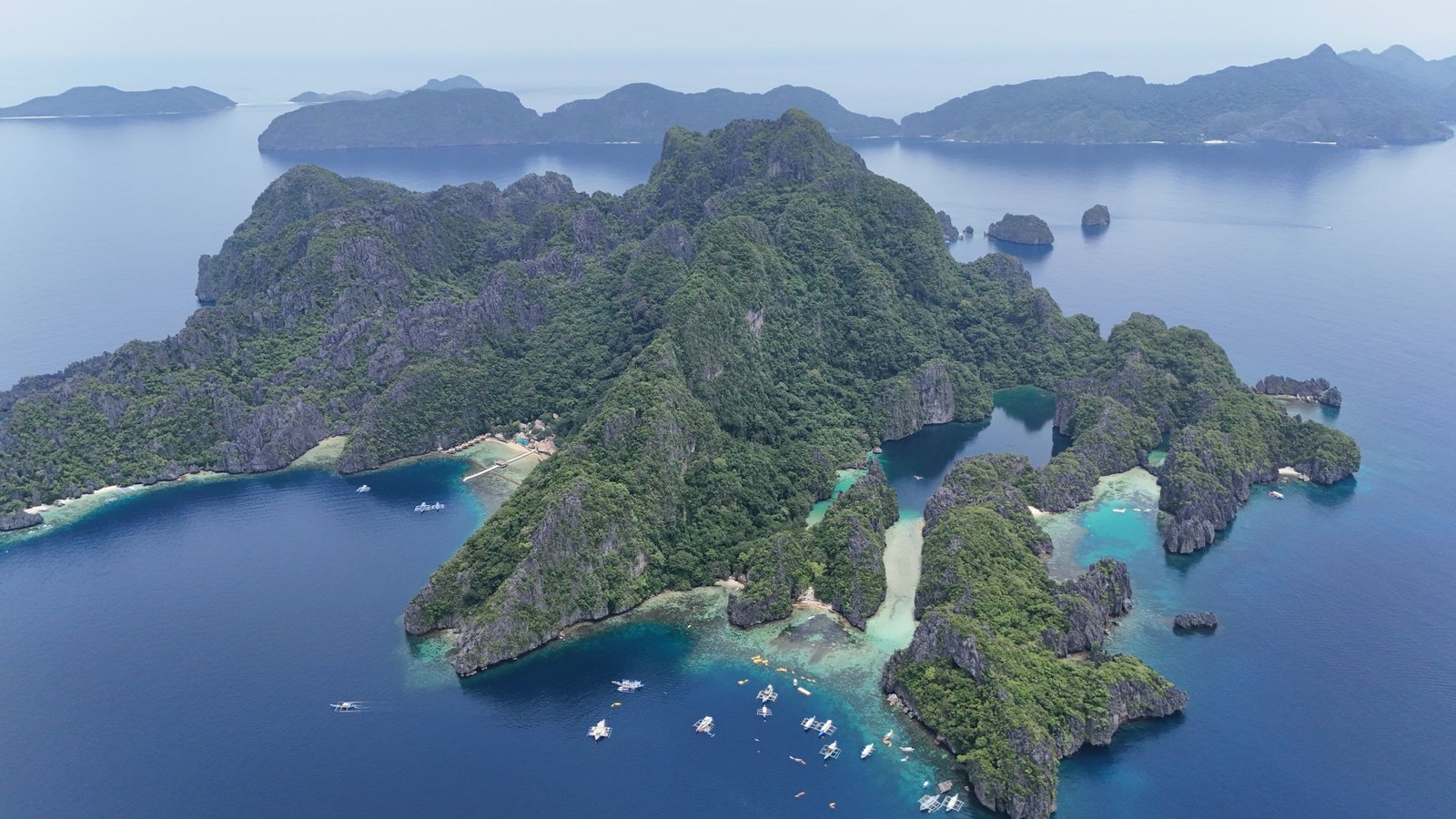 Luchtfoto van de kalkstenen eilanden in de Bacuit-baai bij El Nido